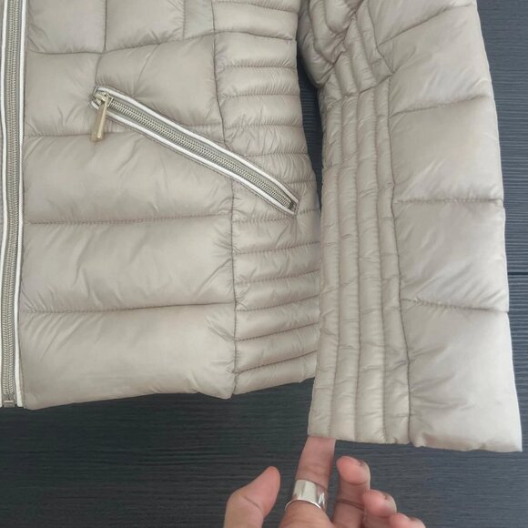MICHAEL KORS puffer Jacket Woman In Beige With White Details, Gold Hardware.S - Picture 5 of 13
